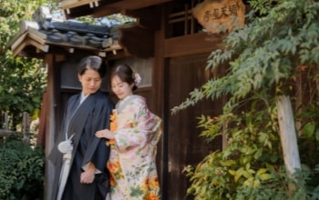 Doudantei｜和装姿のカップルが古民家の前で撮影をしているイメージ
