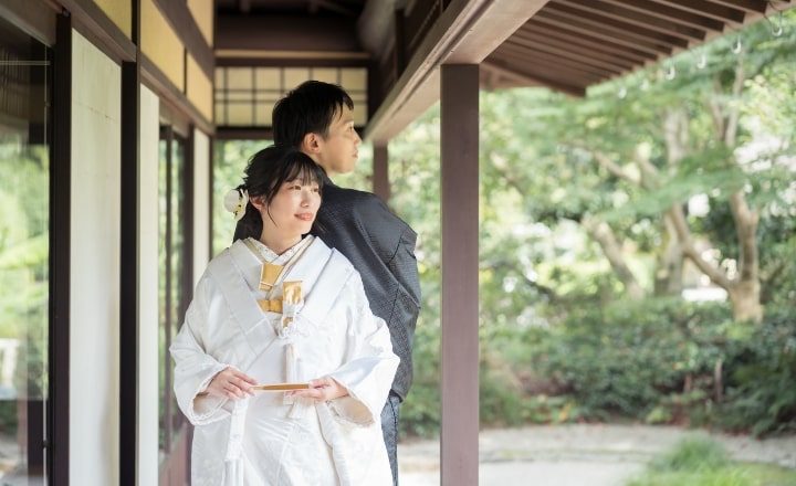 Jozanen｜和装姿のカップルが木造の建物で撮影をしているイメージ