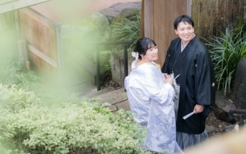 Jozanen｜和装姿のカップルが日本庭園で撮影をしているイメージ