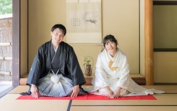 Jozanen｜和装姿のカップルが和室で撮影をしているイメージ
