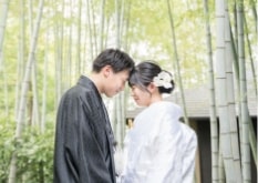 Jozanen｜和装姿のカップルが竹林で撮影をしているイメージ