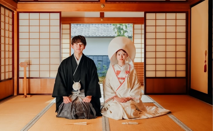 Futagawa Shuku Honjin｜和装姿のカップルが和室の畳の上で正座をして撮影をしているイメージ