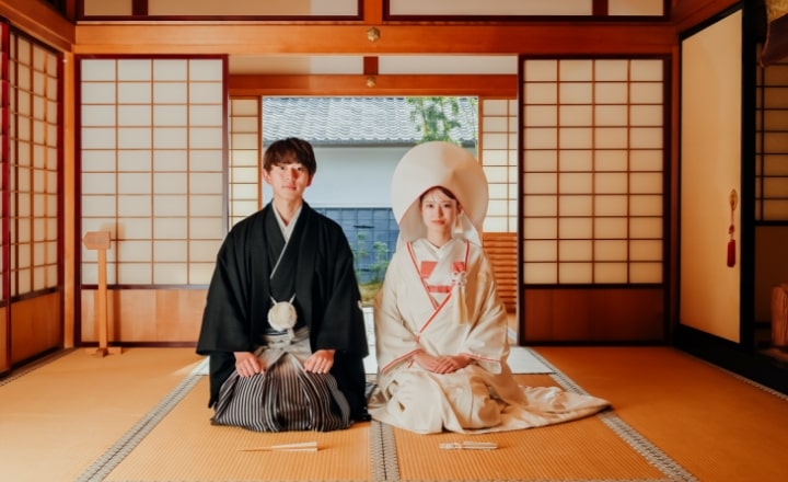 Futagawa Shuku Honjin｜和装姿のカップルが和室の畳の上で正座をして撮影をしているイメージ
