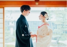 Futagawa Shuku Honjin｜和装姿のカップルが庭園を背景に窓際で撮影をしているイメージ