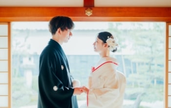 Futagawa Shuku Honjin｜和装姿のカップルが庭園を背景に窓際で撮影をしているイメージ