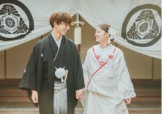 Futagawa Shuku Honjin｜和装姿のカップルが紋の入った幕を背景に撮影をしているイメージ