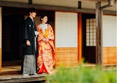 Futagawa Shuku Honjin｜和装姿のカップルが日本家屋の縁側で撮影をしているイメージ
