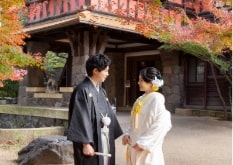 Yokiso｜和装姿のカップルが和風建築の前で撮影をしているイメージ