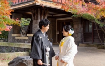 Yokiso｜和装姿のカップルが和風建築の前で撮影をしているイメージ
