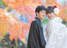 Yokiso｜和装姿のカップルが紅葉を背景に撮影をしているイメージ