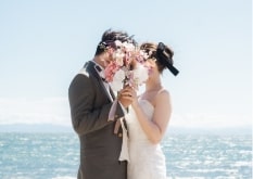 Noma Lighthouse｜洋装姿のカップルが海を背景に撮影をしているイメージ