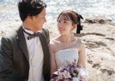 Noma Lighthouse｜洋装姿のカップルが岩礁を背景に撮影をしているイメージ