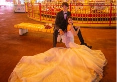 Nagoya Port Sea Train Land｜洋装姿のカップルが夜の遊園地のベンチで撮影をしているイメージ