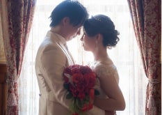 Nagoya City Archives and Museum｜洋装姿のカップルが窓を背景に撮影をしているイメージ