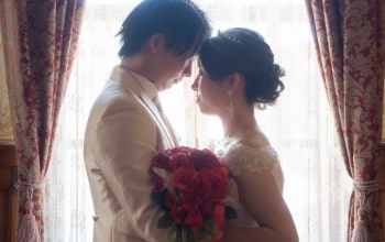 Nagoya City Archives and Museum｜洋装姿のカップルが窓を背景に撮影をしているイメージ