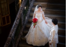 Nagoya City Archives and Museum｜洋装姿のカップルが重厚な階段で撮影をしているイメージ