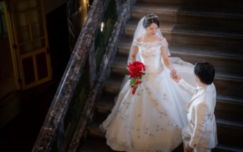 Nagoya City Archives and Museum｜洋装姿のカップルが重厚な階段で撮影をしているイメージ