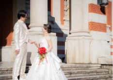 Nagoya City Archives and Museum｜洋装姿のカップルが屋外の柱を背景に撮影をしているイメージ