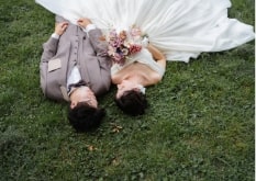 Shounai Ryokuchi Park｜洋装姿のカップルが芝生の上で撮影をしているイメージ