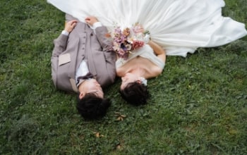 Shounai Ryokuchi Park｜洋装姿のカップルが芝生の上で撮影をしているイメージ