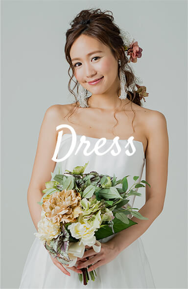 白いウェディングドレス姿にブーケを持った花嫁の写真